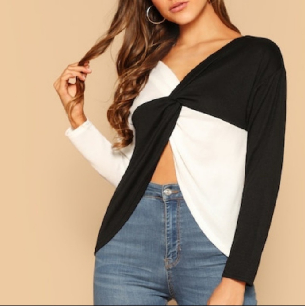 CLEARANCE ❗BLACK & WHITE TWISTED FRONT TOP